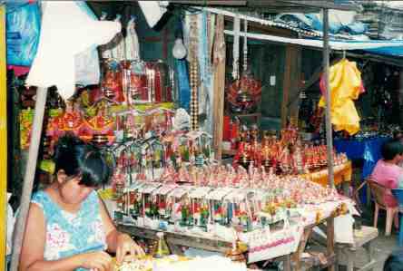 Cebu_SidewalkVendor_StoNino